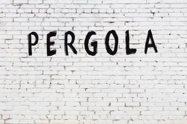 Siyah boyalı, el yazısıyla yazılmış beyaz tuğlalı duvar.