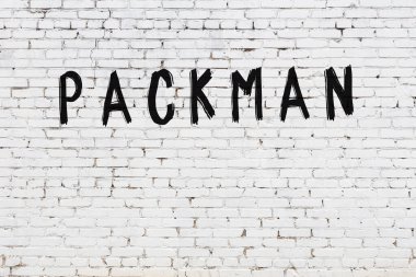 Beyaz tuğla duvarda siyah boyayla yazılmış bir el çantası..