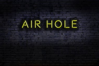 Duvara yazı kazınmış neon levhası. Gece görünümü