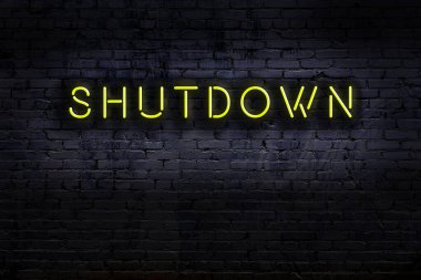 Geceleri duvarda neon levhası var. Yazı kapatma