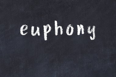 Tebeşir el yazısıyla yazılmış bir esinti siyah masanın üzerinde.