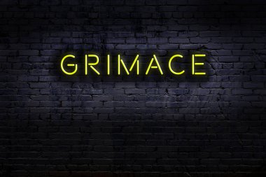 Geceleri duvarda neon levhası var. Yazı ekşimesi