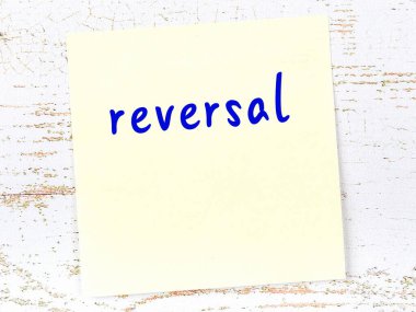 Dönüşü hatırlatma kavramı. Tahta duvarda üzerinde yazı olan sarı yapışkan kağıt.