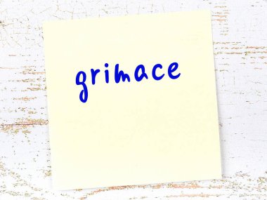 Surat asmayı hatırlatma kavramı. Tahta duvarda üzerinde yazı olan sarı yapışkan kağıt.