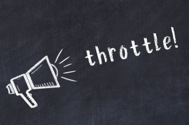 Hoparlör çizimi ve gaz pedalı olan siyah karatahta.