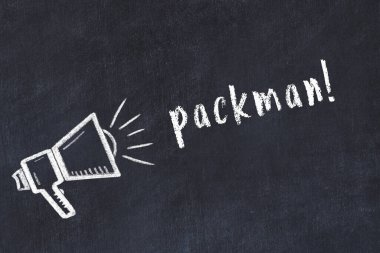 Hoparlörün tebeşir çizimi ve siyah masanın üzerine el yazısıyla yazılmış bir yazı paketi.