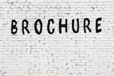 Beyaz tuğla duvara siyah boya ile yazılmış bir broşür..