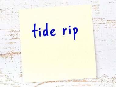 Gelgit yırtılmasını hatırlatma kavramı. Tahta duvarda üzerinde yazı olan sarı yapışkan kağıt.