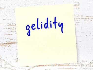 Ahşap duvardaki sarı yapışkan notta el yazısıyla yazılmış bir yazması var.