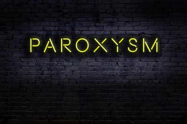 Geceleri duvarda neon levhası var. Yazı paroksizması