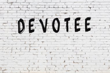 Yazılı beyaz tuğla duvar. Siyah boyalı el yazısı.