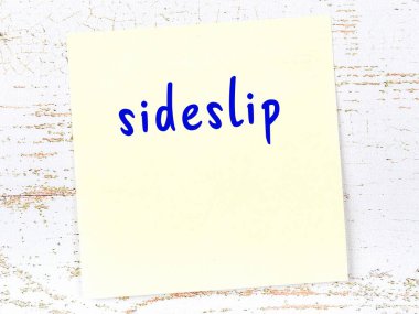 Tahta duvarda el yazısıyla yazılmış bir not var.