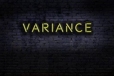 Duvara yazı yazan neon tabela. Gece görünümü