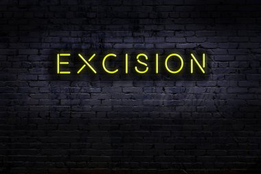 Geceleri duvarda neon levhası var. Yazı çıkarımı