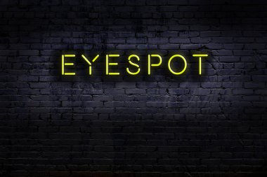 Duvara yazıtlar çizilmiş neon tabela. Gece görünümü