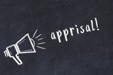 Hoparlör çizimi ve yazı tahtasıyla siyah karatahta