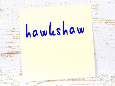 Tahta duvarda el yazısı Hawkshaw yazan sarı yapışkan bir not.