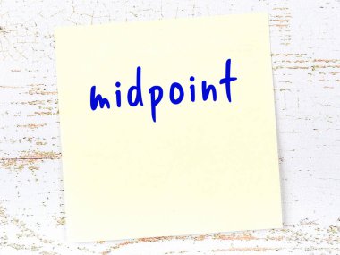 Orta noktayı hatırlatma kavramı. Tahta duvarda üzerinde yazı olan sarı yapışkan kağıt.