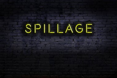 Geceleri duvarda neon levhası var. Yazı dökülmüş.