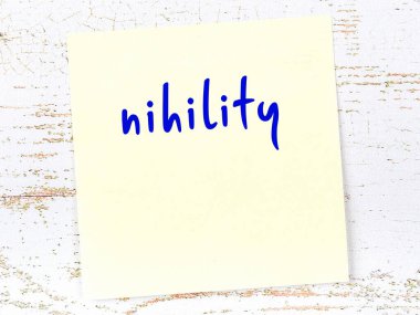 Nihiliyet hakkında hatırlatma kavramı. Tahta duvarda üzerinde yazı olan sarı yapışkan kağıt.