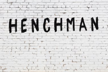 Siyah boyalı el yazısıyla yazılmış beyaz tuğlalı bir duvar.