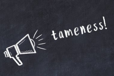 Hoparlör çizimi ve yazı tahtasıyla siyah karatahta