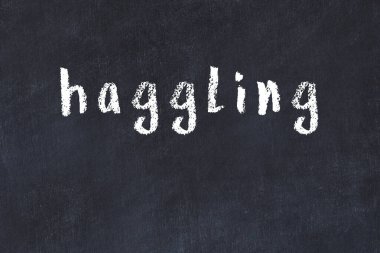 Üzerinde el yazısıyla yazılmış bir yazı tahtası olan üniversite tebeşiri.