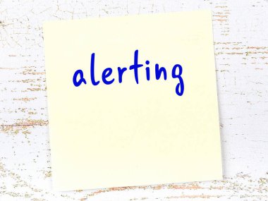 Tahta duvardaki sarı yapışkan notta el yazısı uyarısı var.