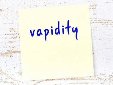 Tahta duvardaki sarı yapışkan notta el yazısıyla yazılmış boşluk var.