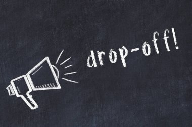 Hoparlörün tebeşir çizimi ve siyah masanın üzerine el yazısıyla yazılmış yazı bırakma