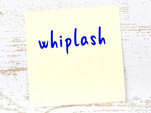 Herinnering Aan Whiplash Geel Plakkerig Velletje Papier Houten Muur Met — Stockfoto