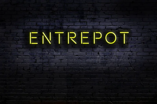 Geceleri duvarda neon levhası var. Yazıt girişi