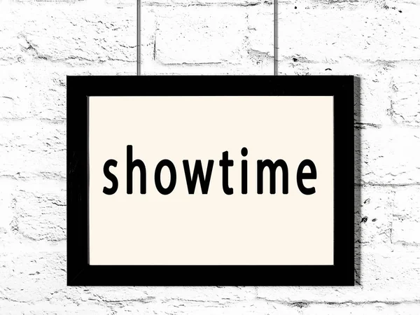 Schwarzer Holzrahmen Mit Der Aufschrift Showtime Weißer Ziegelwand — Stockfoto