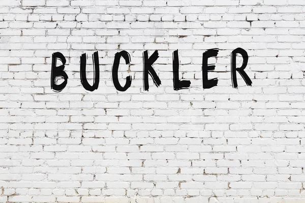 Ściana Białej Cegły Napisem Buckler Ręcznie Czarnej Farby — Zdjęcie stockowe