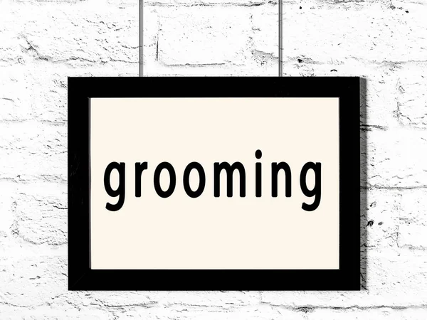 Quadro Madeira Preto Com Inscrição Grooming Pendurado Parede Tijolo Branco — Fotografia de Stock