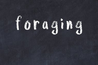 Üzerinde el yazısıyla yazı olan kolej tahtası.