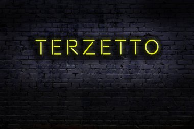 Geceleri duvarda neon levhası var. Yazıt terzetto