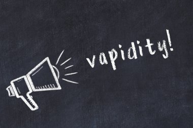 Hoparlörün tebeşir çizimi ve siyah masanın üzerine el yazısıyla yazılmış yazması boşluk.