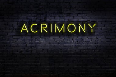 Geceleri duvarda neon levhası var. Yazıt akrimonisi