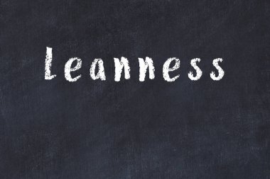 Üzerinde el yazısı olan bir kolej tahtası.