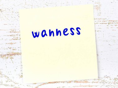 Azgınlıkla ilgili hatırlatma kavramı. Tahta duvarda üzerinde yazı olan sarı yapışkan kağıt.