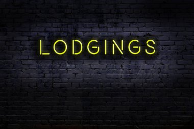 Duvara yazı yazılan neon levhası. Gece görünümü