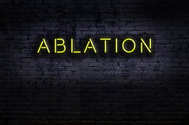 Duvara yazı kazınmış neon tabela. Gece görünümü