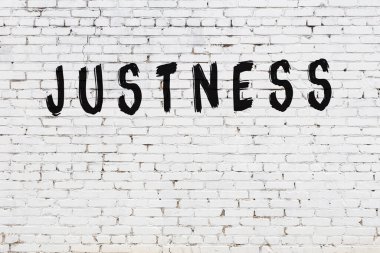 Yazılı beyaz tuğla duvar. Sadece siyah boyayla yazılmış.