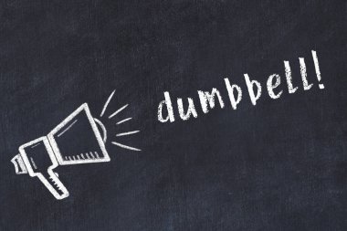 Hoparlörün tebeşir çizimi ve siyah masaya el yazısıyla yazılmış dambıl.