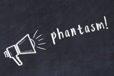 Hoparlör çizimi ve yazıt hayaleti olan siyah karatahta