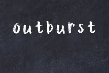 Üzerinde el yazısıyla yazılmış bir yazı tahtası var.