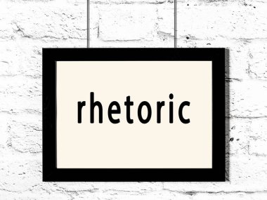 Beyaz tuğla duvara yazılı siyah ahşap çerçeve. 