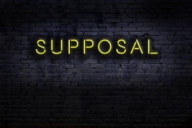 Duvara yazı kazınmış neon levhası. Gece görünümü