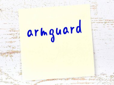 Tahta duvardaki sarı yapışkan notta el yazısıyla yazılmış zırh koruması var.